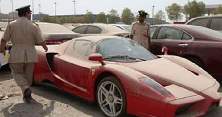 Curiosità: a Dubai va all'asta una Ferrari Enzo... abbandonata!