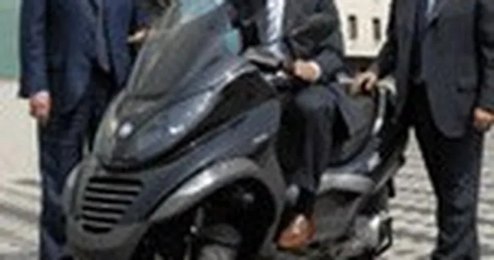 Formigoni prova l'MP3 Piaggio