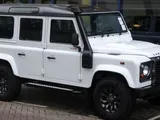 Ruba un Land Rover Defender, rimane impantanato e chiede soccorso su Facebook