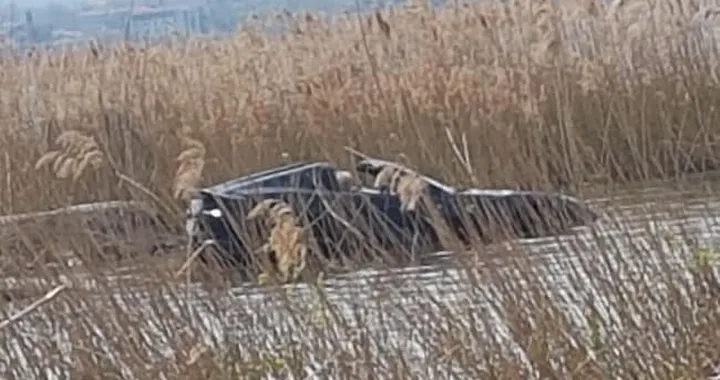 La Ferrari 812 GTS parcheggiata male... finisce nel lago di Garda