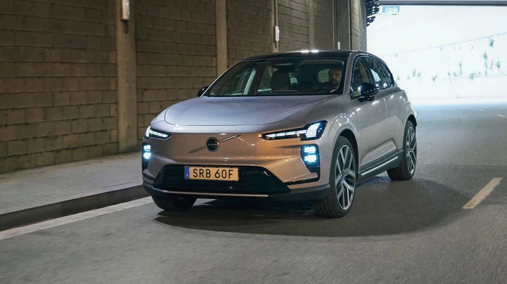 Volvo EX60, la produzione è in difficoltà: solo 39 auto consegnate a settembre
