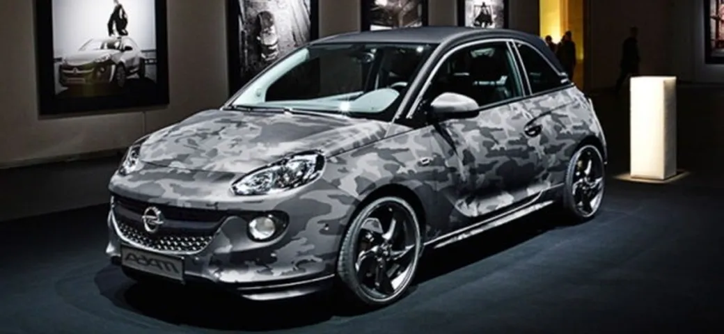 Le Opel Adam mimetiche di Bryan Adams all'asta per beneficenza