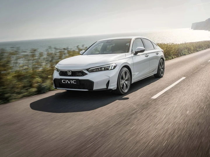 Nuova Honda Civic e:HEV: restyling tra stile, tecnologia e sicurezza
