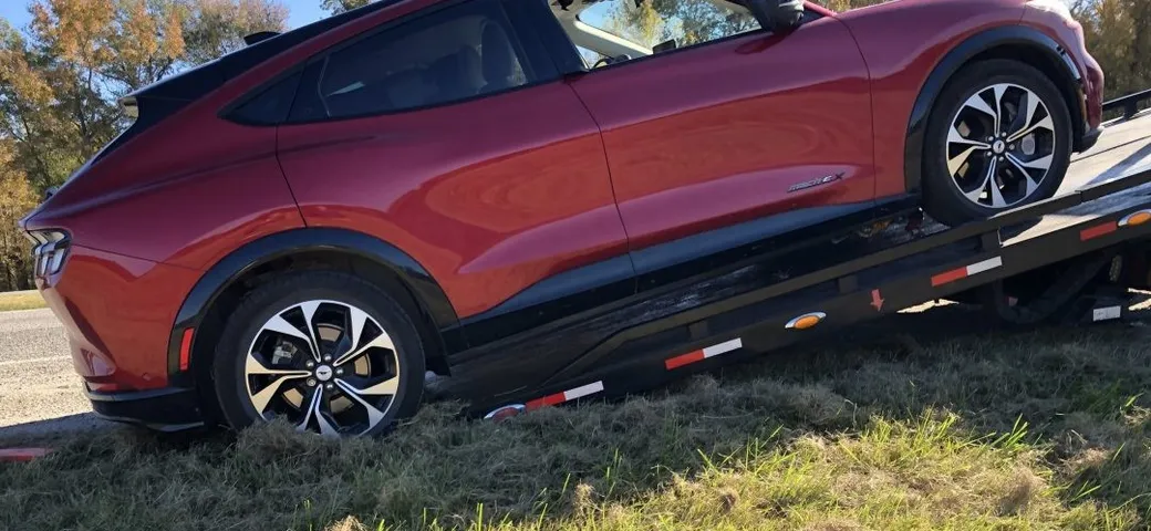 Il soccorso stradale danneggia la batteria del SUV elettrico: conto da 28.000 dollari