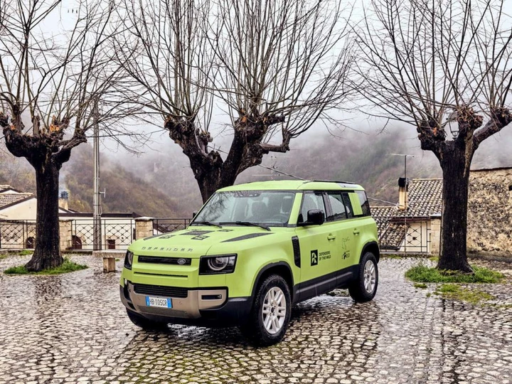Una Land Rover Defender per proteggere l'Orso Bruno Marsicano