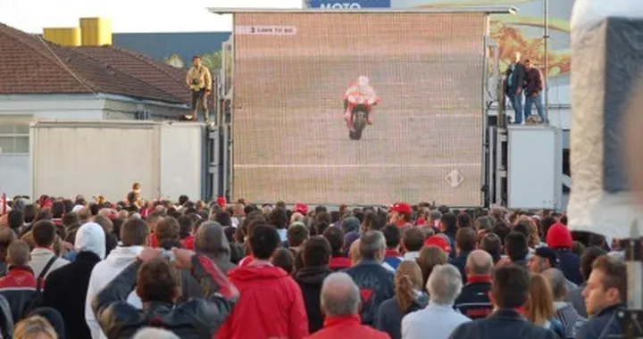 Megaschermo e inizio festeggiamenti a Borgo Panigale