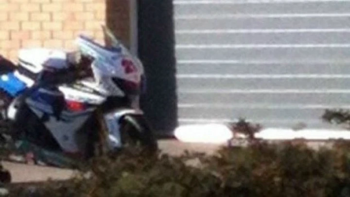 SBK: fotospia della Crescent Yoshimura Suzuki 2012