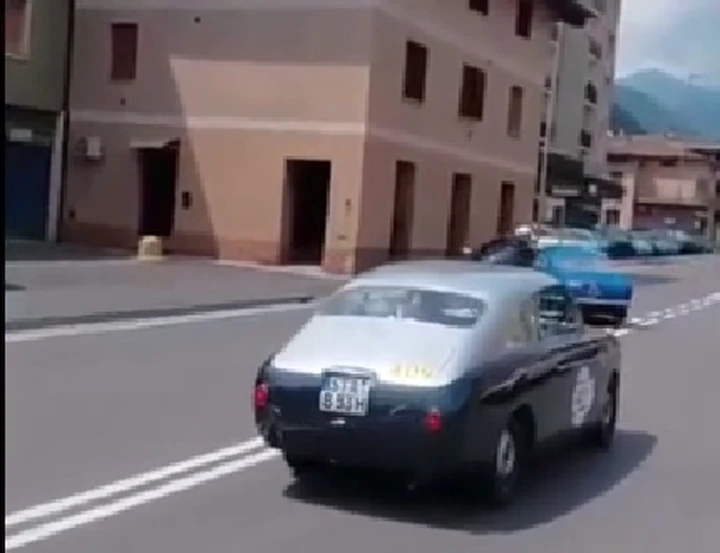 Paura alla 1000 Miglia, schianto tra vettura storica e agente in moto