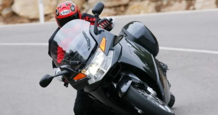 Possibile problema ai freni: BMW richiama 122.000 moto, sia R che K