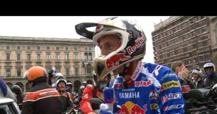 Milano invasa dalle moto della Red Bull Bike Invasion, capitanata da Tony Cairoli