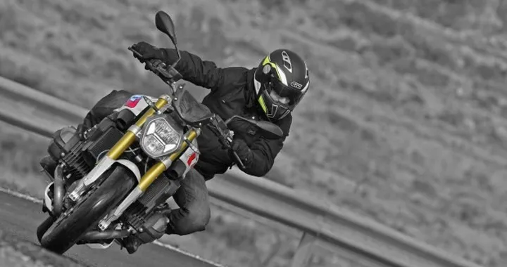 BMW R 1200 R MY 2015: la roadster ringiovanita