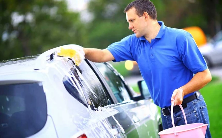 Divieto di lavare l'auto in alcuni comuni per contrastare la siccità