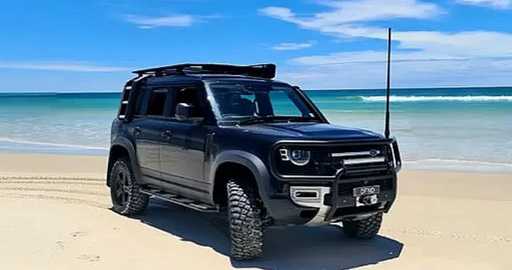 La Land Rover Defender in tenuta d'avventura
