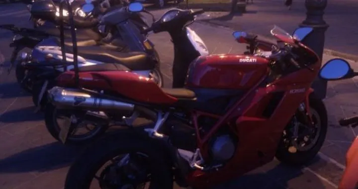 Foto del giorno: Ducati 1098 con il portapacchi