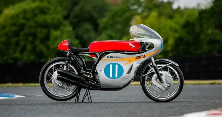 La Honda RC173 di Mike Hailwood va all’asta: vale fino a 1,1 milioni