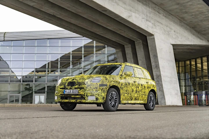 MINI Countryman elettrica, le prime immagini ufficiali