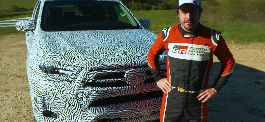 Fernando Alonso prova il nuovo Toyota Hilux