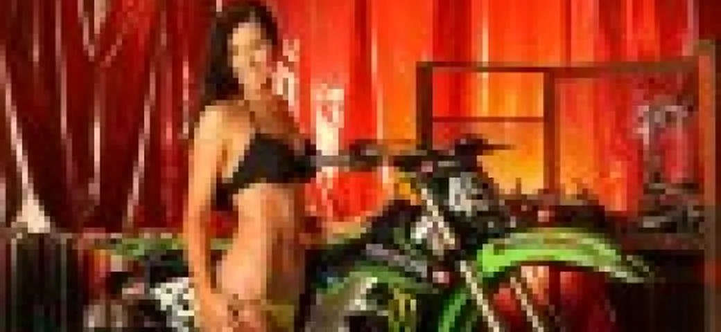 Sexy Bikers: Backstage del servizio con la dolcissima Kelsey /Video