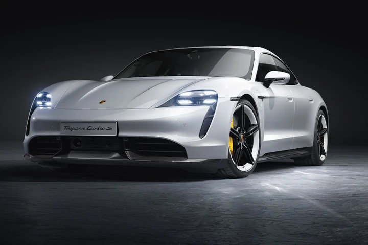 Nuova Porsche Taycan: si ricarica in 