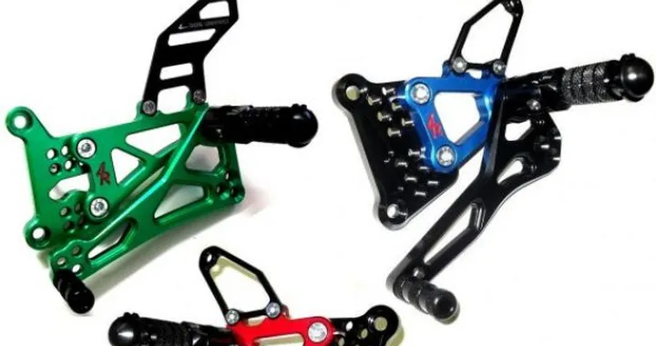 4Racing Component: Pedane arretrate regolabili e accessori in lega leggera