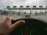 Cosa non bisogna fare ai caselli autostradali: comportamenti da evitare