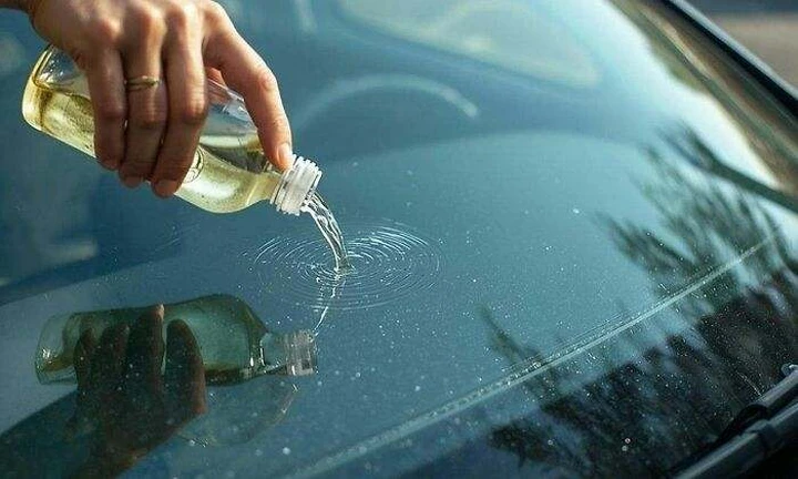 Aceto sul vetro dell’auto: perché viene usato quando piove