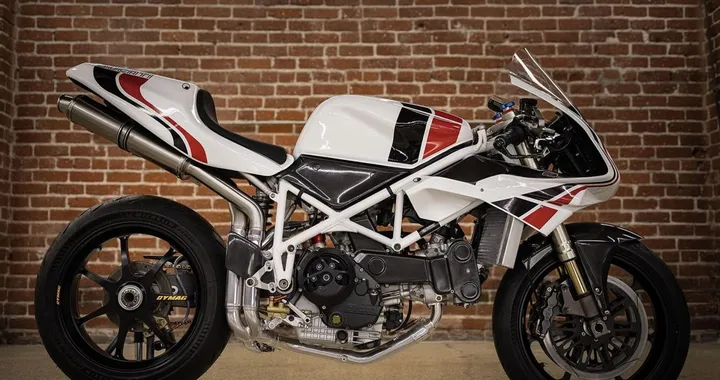 Championship Cycles reinterpreta la Ducati 748: minimalismo e potenza
