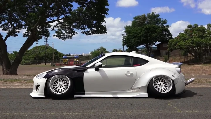 Subaru BRZ: il tuning con le ruote storte (e velocità limitata) | Video