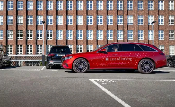 Stereotipi al volante, davvero chi ha una Mercedes parcheggia peggio di tutti?