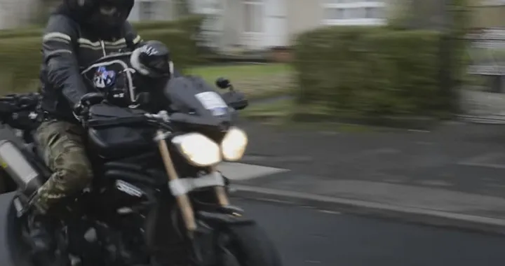 Cane con casco e giacca in pelle in moto [Video]