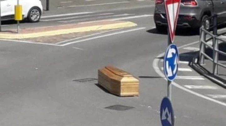 Incidenti incredibili: carro funebre perde la bara per strada