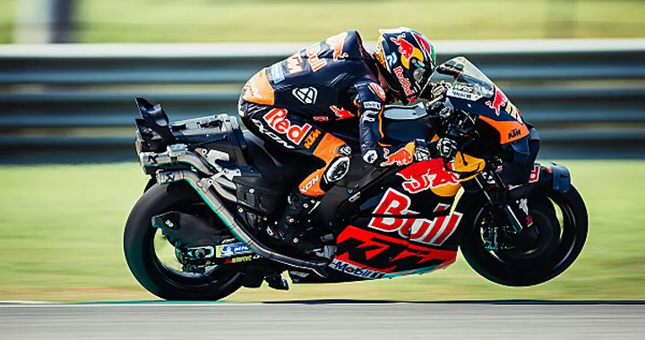 MotoGP 2025: Red Bull KTM in pista, il rookie Acosta brilla nei test di Sepang