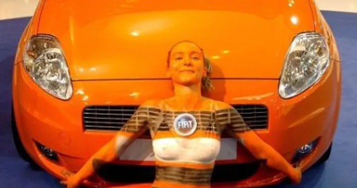 La Fiat Punto e la standista "trasparente"