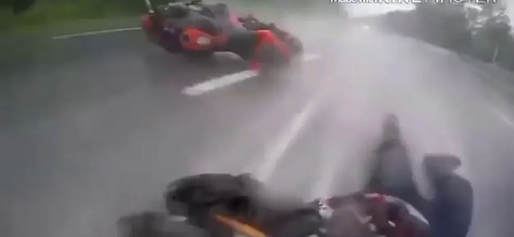 Caduta in moto sull'asfalto allagato