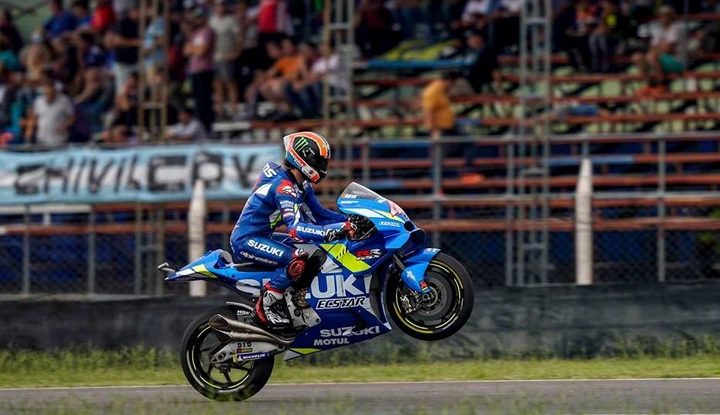 MotoGP, la “prima” di Rins (Suzuki). Rossi gran 2° gode a metà. Marquez ko.