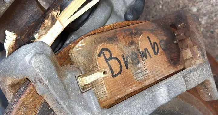 Compra una Mercedes da sogno, ma è una truffa: freni di legno