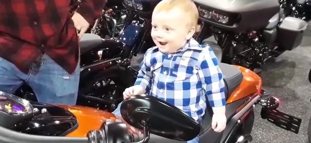 Prima volta sull'Harley-Davidson: la gioia incontenibile di un bambino [Video]