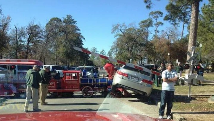 Il trenino sfida la Honda Accord. L'Epic Fail è di chi parcheggia sulle rotaie
