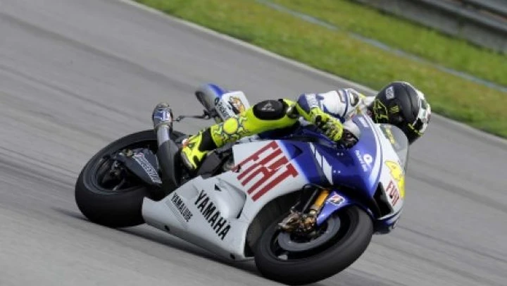 Rossi secondo tallona Stoner, importanti progressi per Lorenzo