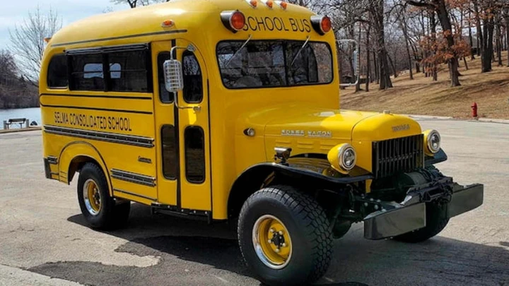 Scuolabus con V8 Hellcat da oltre 700 CV: si può comprare all'asta
