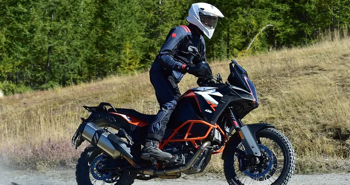 T.ur, brand adventouring di Tucano Urbano, presenta il completo J-Four e P-Four