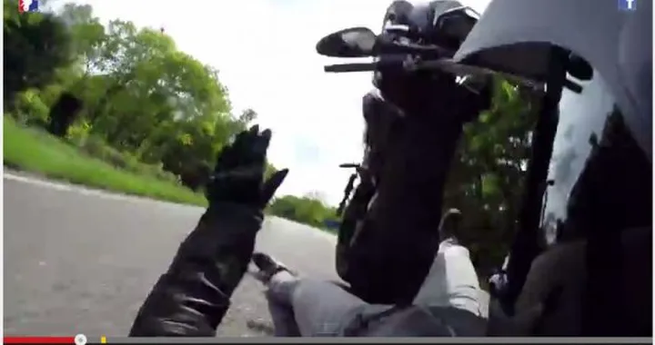 Epic Fail: impenna una KTM 690 Duke e finisce a terra [Video]