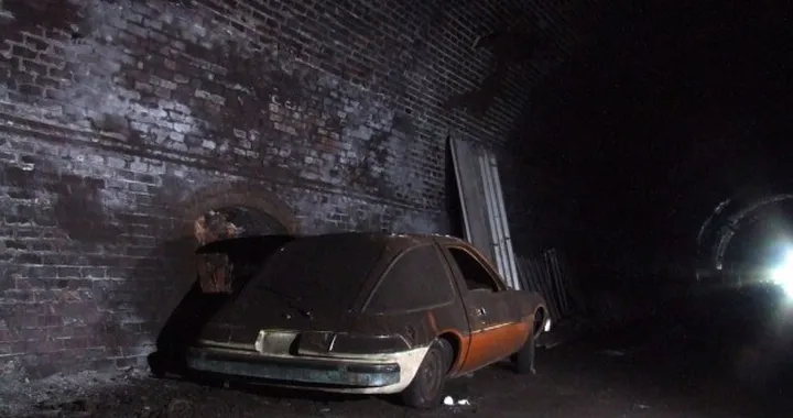 Le automobili abbandonate? Sono nella galleria ferroviaria