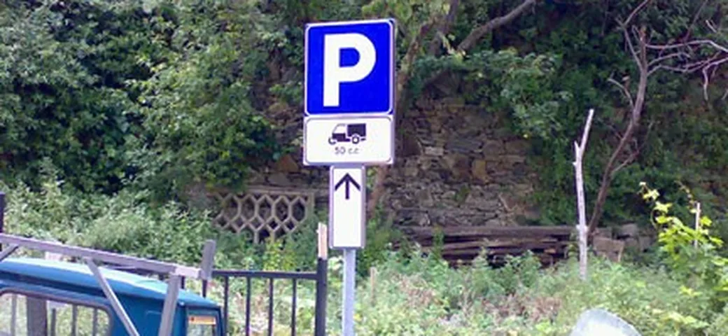 Cartelli ambigui: parcheggio ape