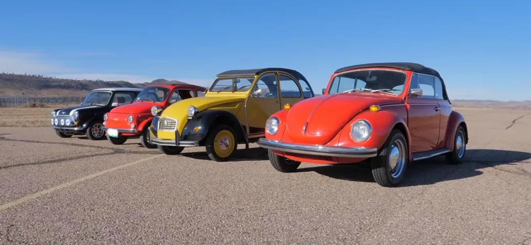 Drag race lenta: 500 vs Maggiolino, Mini e 2CV [Video]