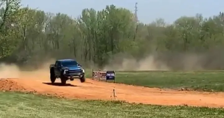 Fa il salto con la Ford F-150 Raptor e finisce male [Video]