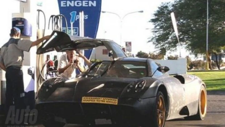 Foto spia Pagani C9: si aprono le ali di gabbiano