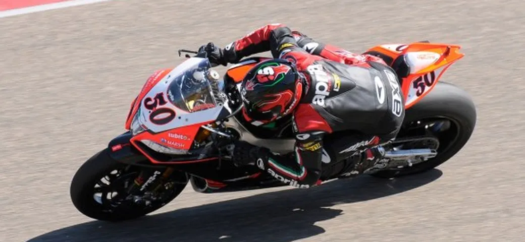 Guintoli festeggia l'arrivo del 4° figlio col primato in classifica
