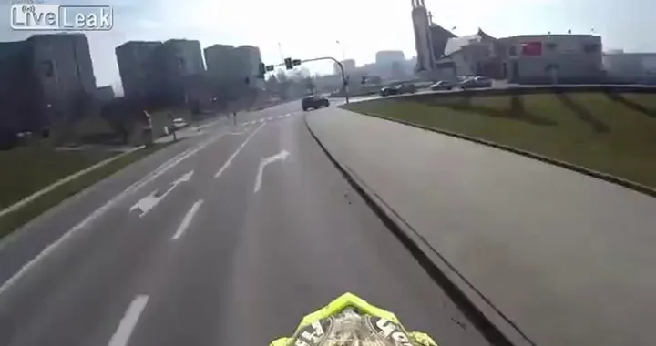 Un cretino in moto fa lo spavaldo nel centro commerciale