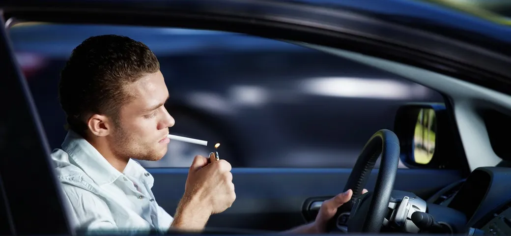 Una sigaretta inquina più di 15 auto diesel: lo studio shock dell’Istituto dei tumori